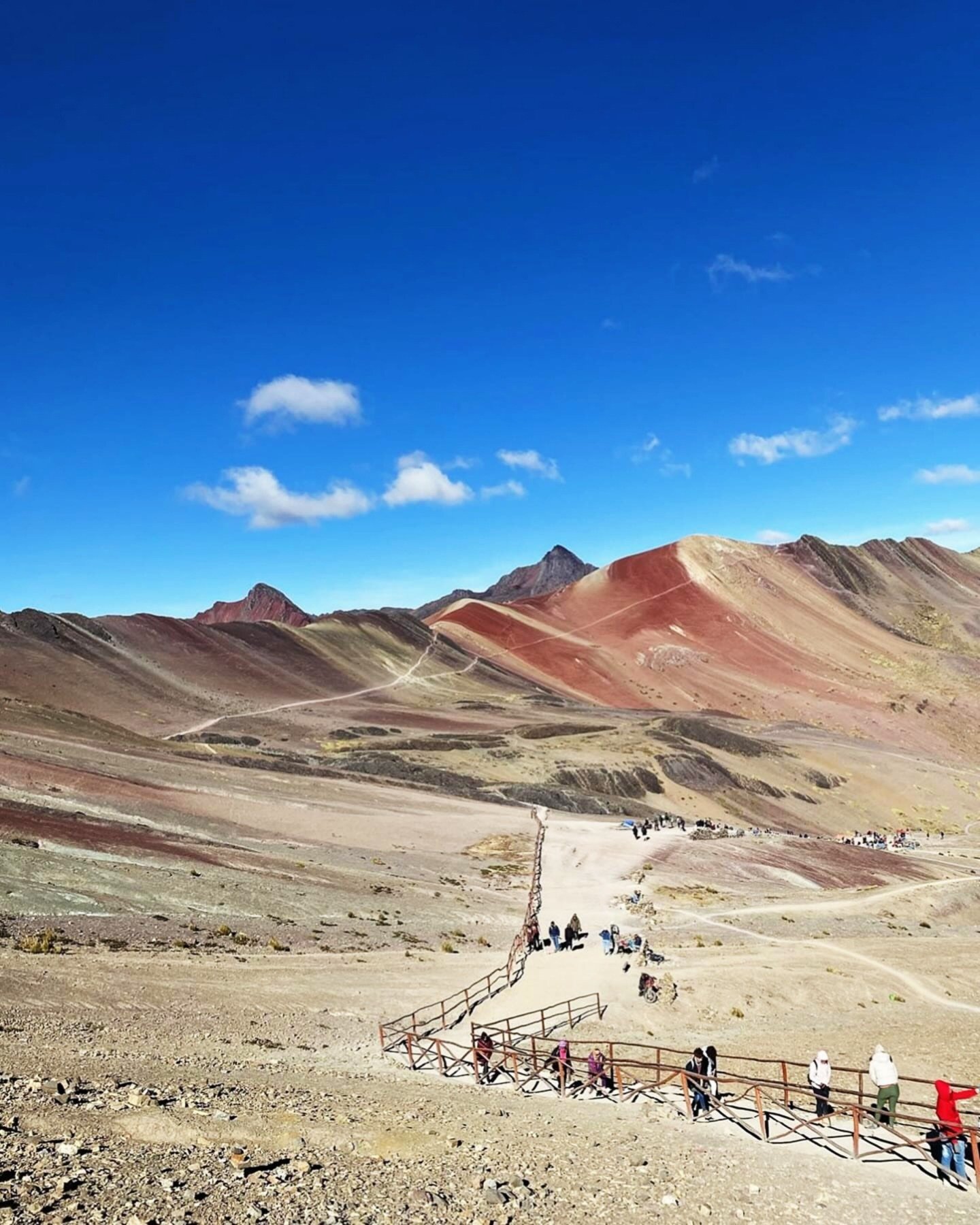 caminhada para montanha colorida no peru